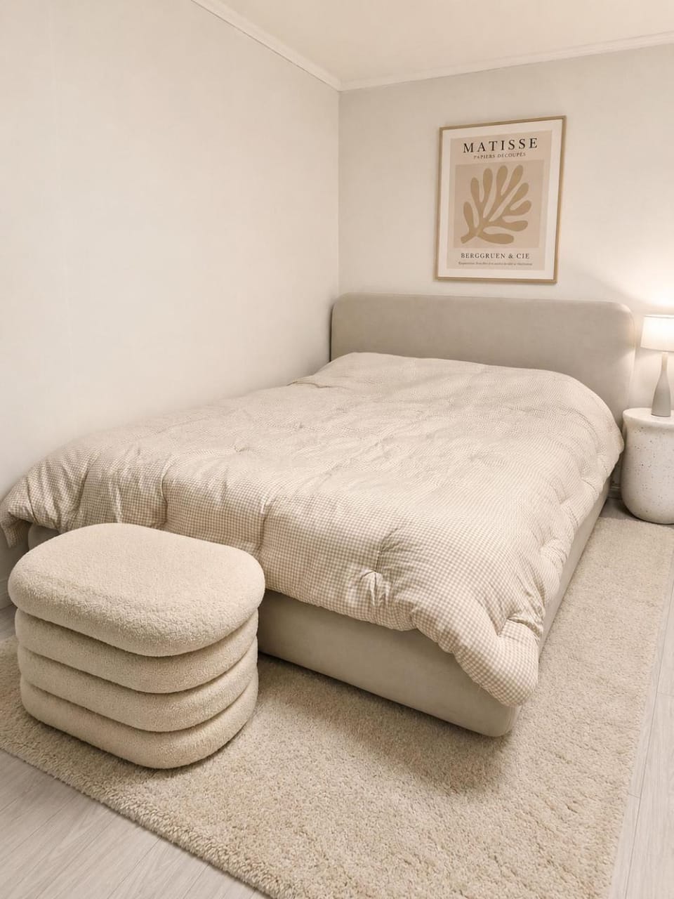Bed, Seating area, Bedroom