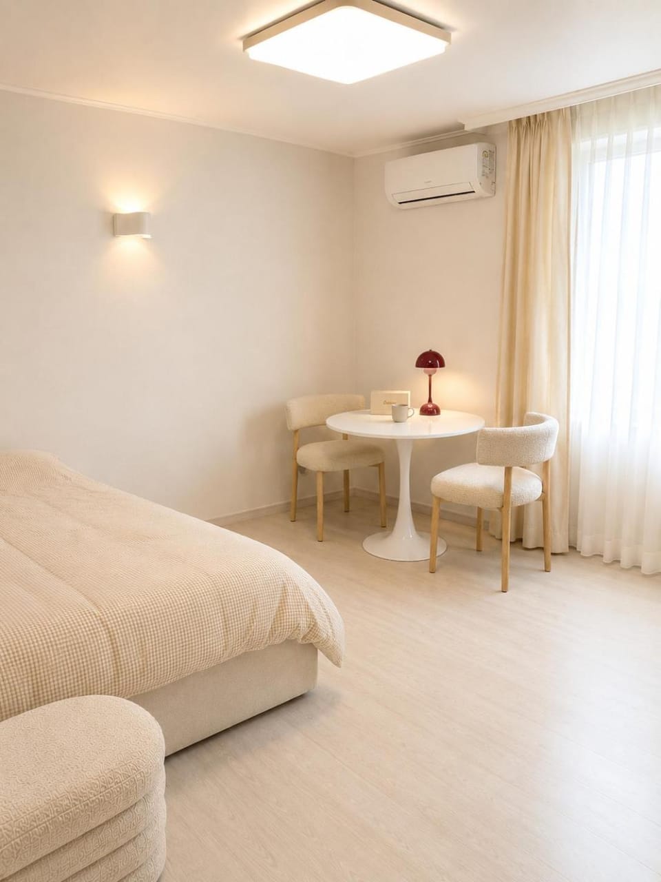 Bed, Living room, Seating area, Dining area, Bedroom, air conditioner