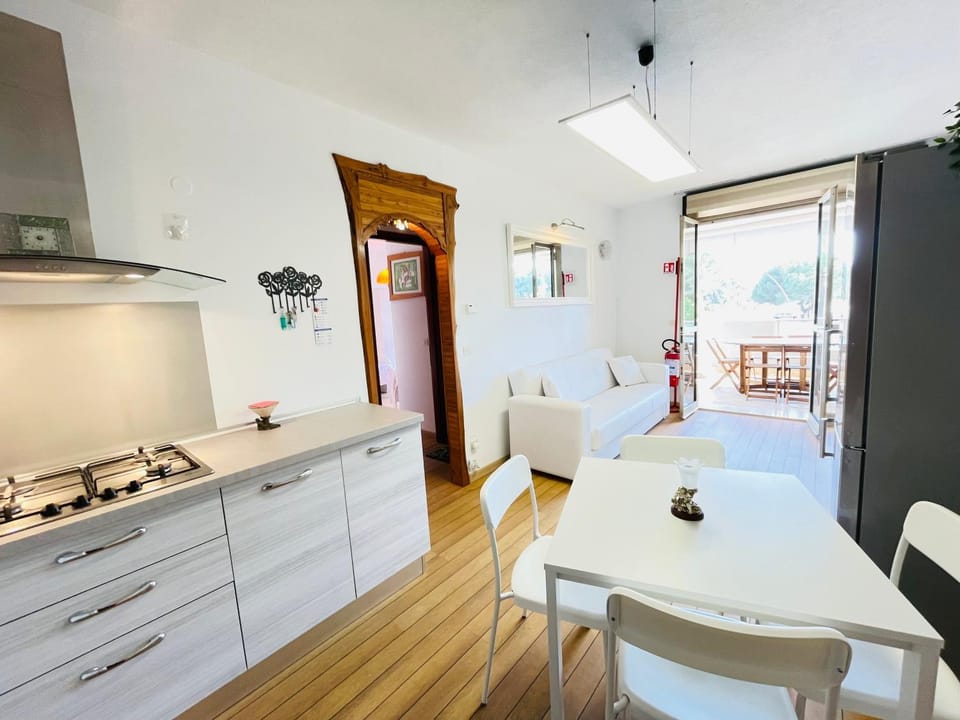 Kitchen or kitchenette, Dining area