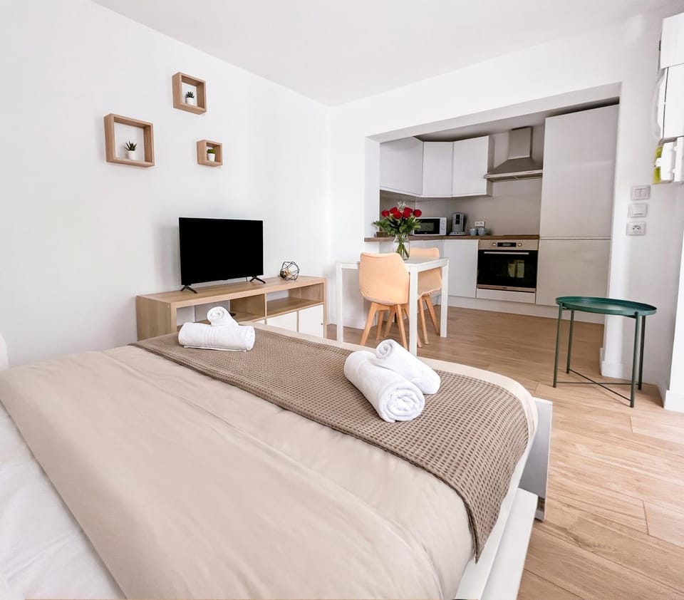 Bed, TV and multimedia, Living room