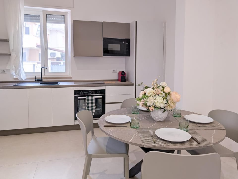 Kitchen or kitchenette, Living room, Seating area, kitchen