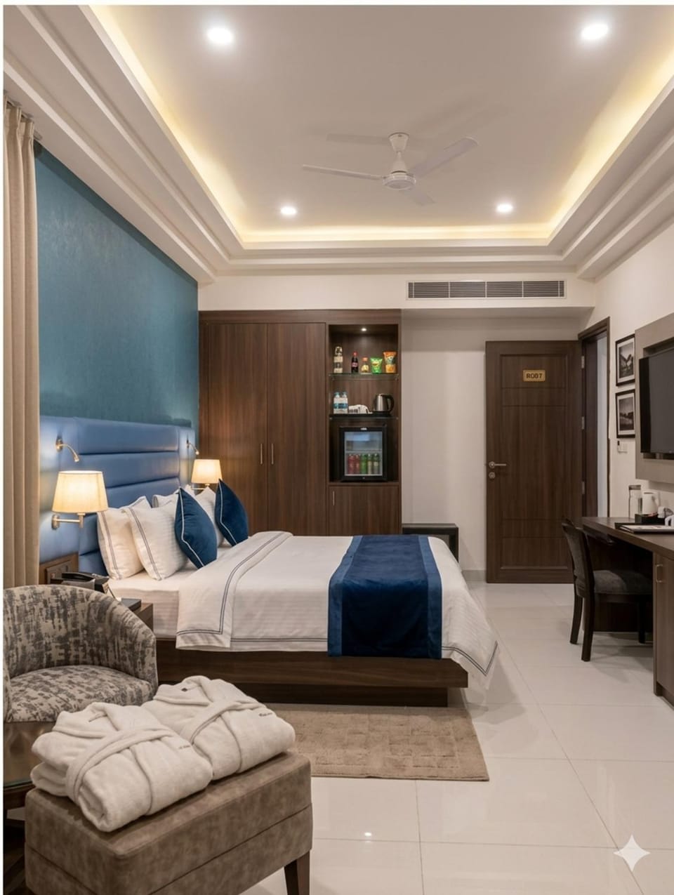 Bed, TV and multimedia, Photo of the whole room, Seating area, Bedroom