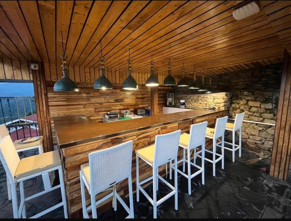 Restaurant/places to eat, Lounge or bar