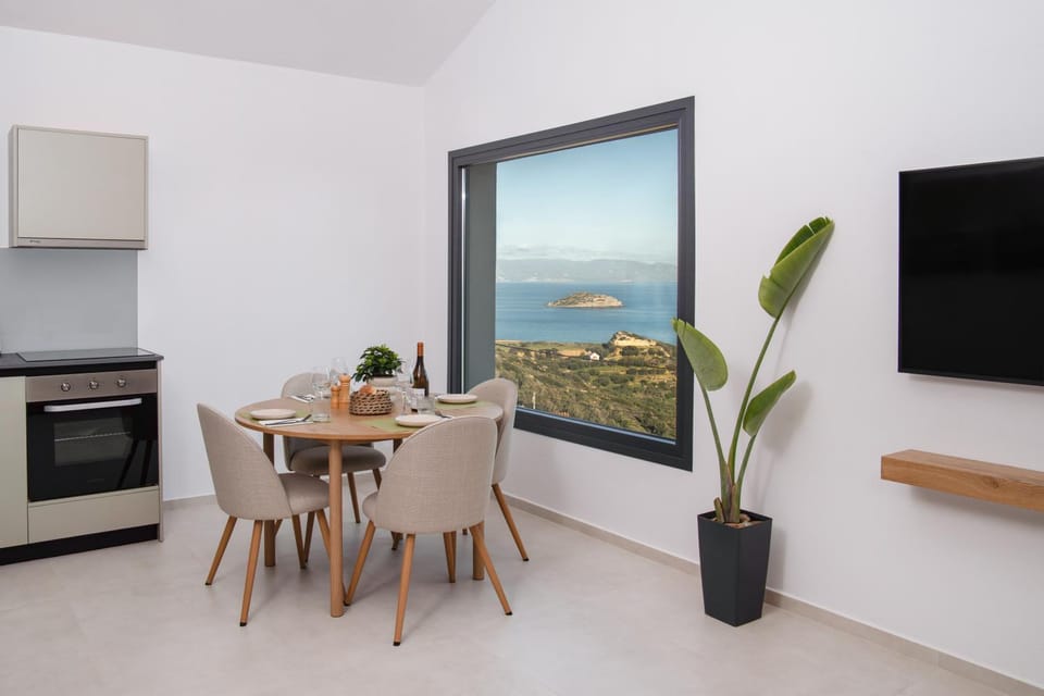 Natural landscape, TV and multimedia, Kitchen or kitchenette, Dining area, Evening entertainment, Sea view, oven