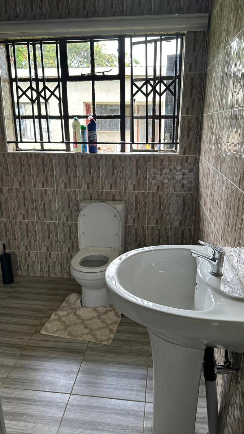 Shower, Toilet