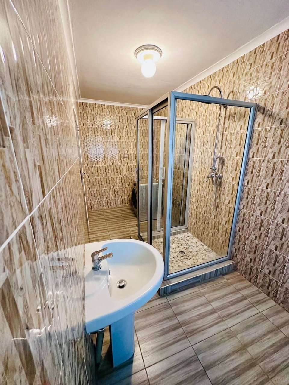 Shower, Toilet