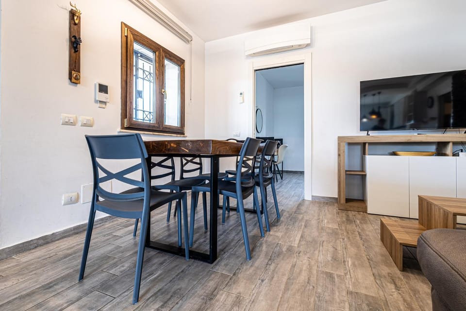 Communal lounge/ TV room, TV and multimedia, Living room, Seating area, Dining area
