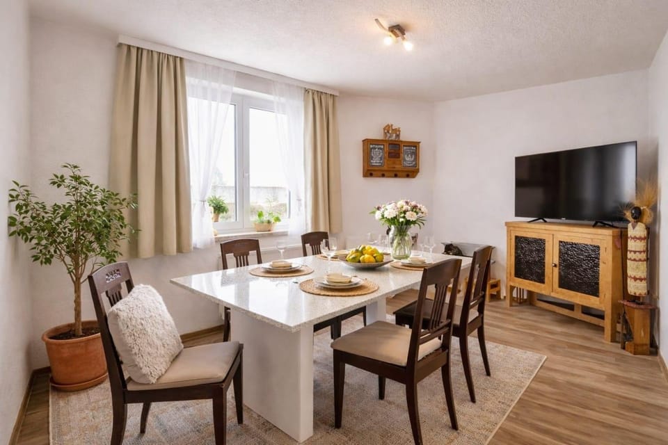 Living room, Seating area, Dining area, Evening entertainment