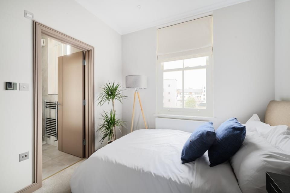 Bed, Bathroom, Photo of the whole room, Bedroom