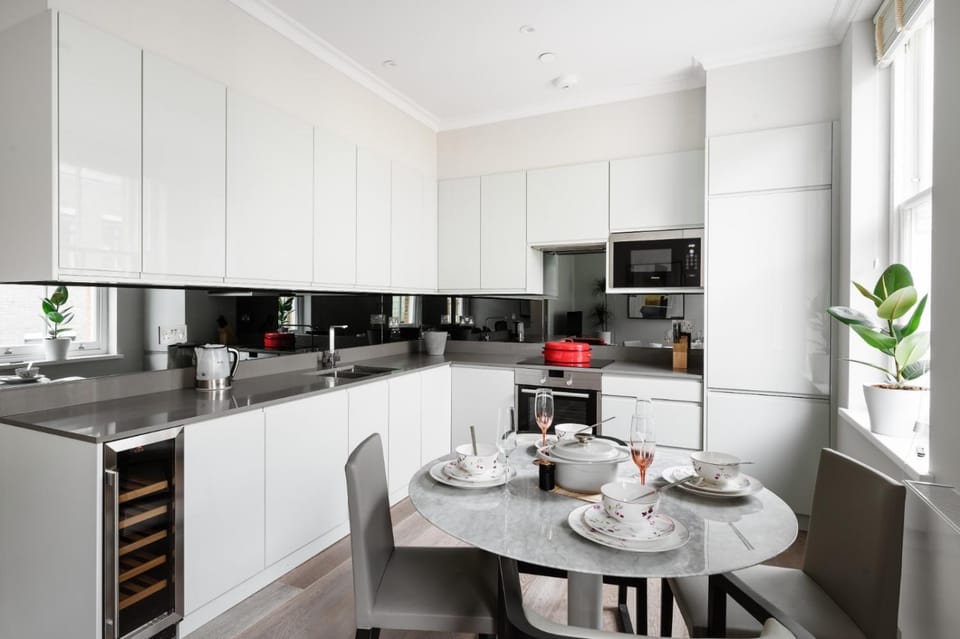 Coffee/tea facilities, Kitchen or kitchenette, Dining area, dishwasher, minibar, oven, stove, toaster