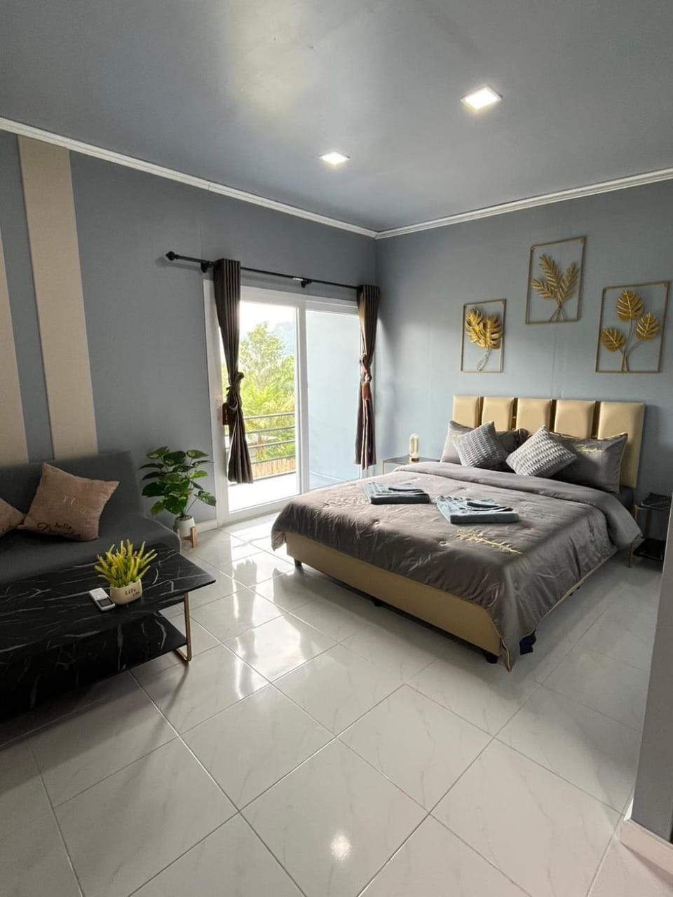 Bed, Photo of the whole room, Seating area, Bedroom