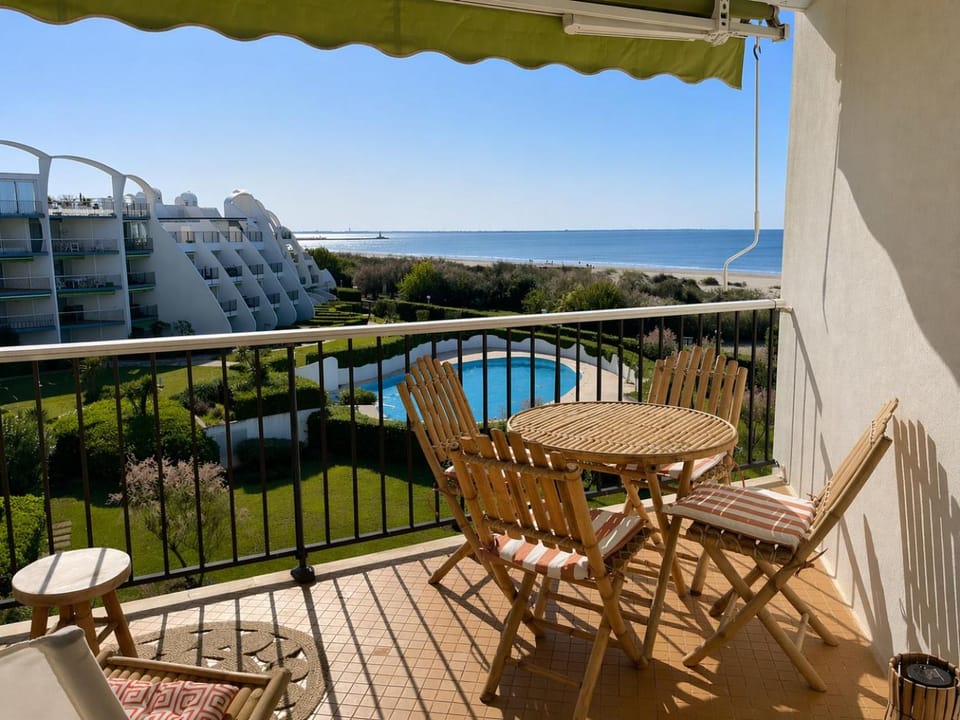 Pool view, Sea view