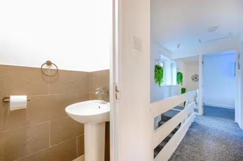 Bright Double Room LS16 Near Airport WiFi Vacation rental in Leeds