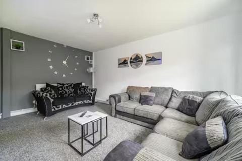Bright Double Room LS16 Near Airport WiFi Vacation rental in Leeds