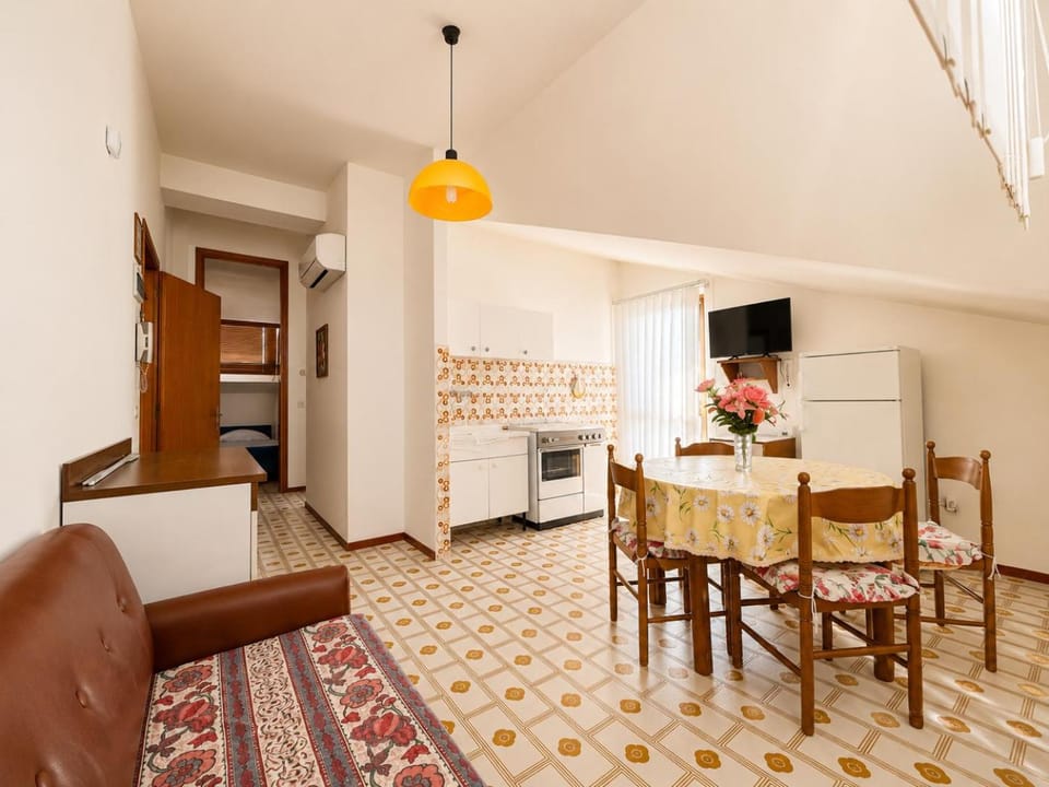 Kitchen or kitchenette, Seating area