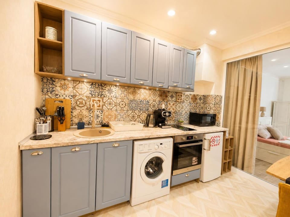Kitchen or kitchenette, minibar, oven, stove, toaster, washing machine