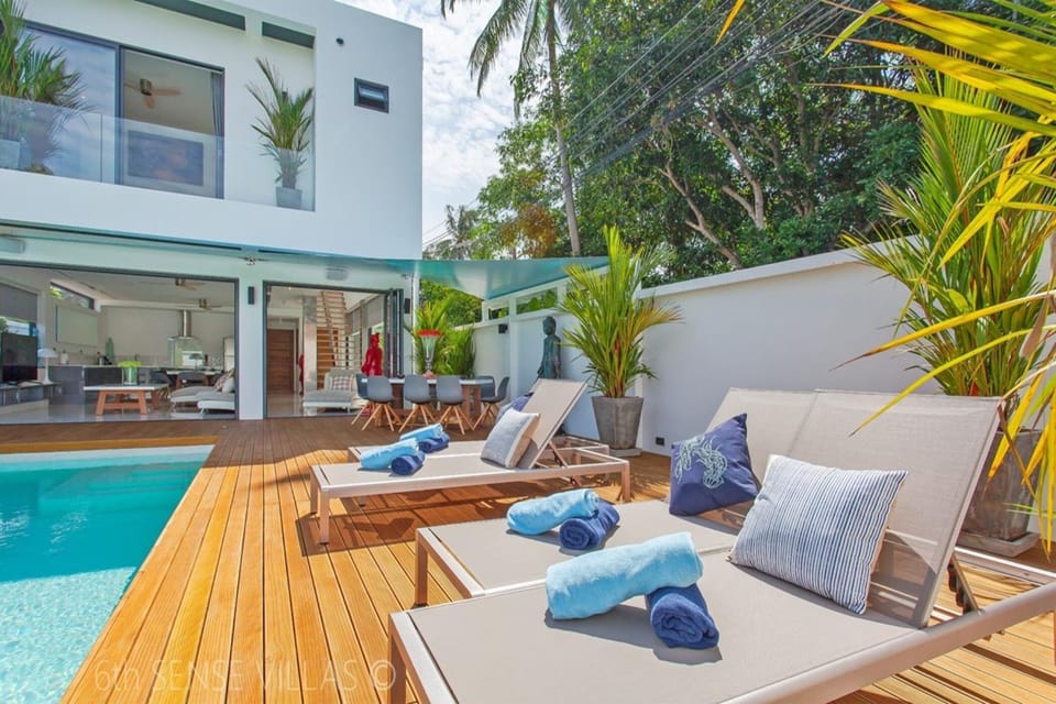 Property building, Patio, Day, Garden, Seating area, Garden view, Pool view, Swimming pool, sunbed, towels