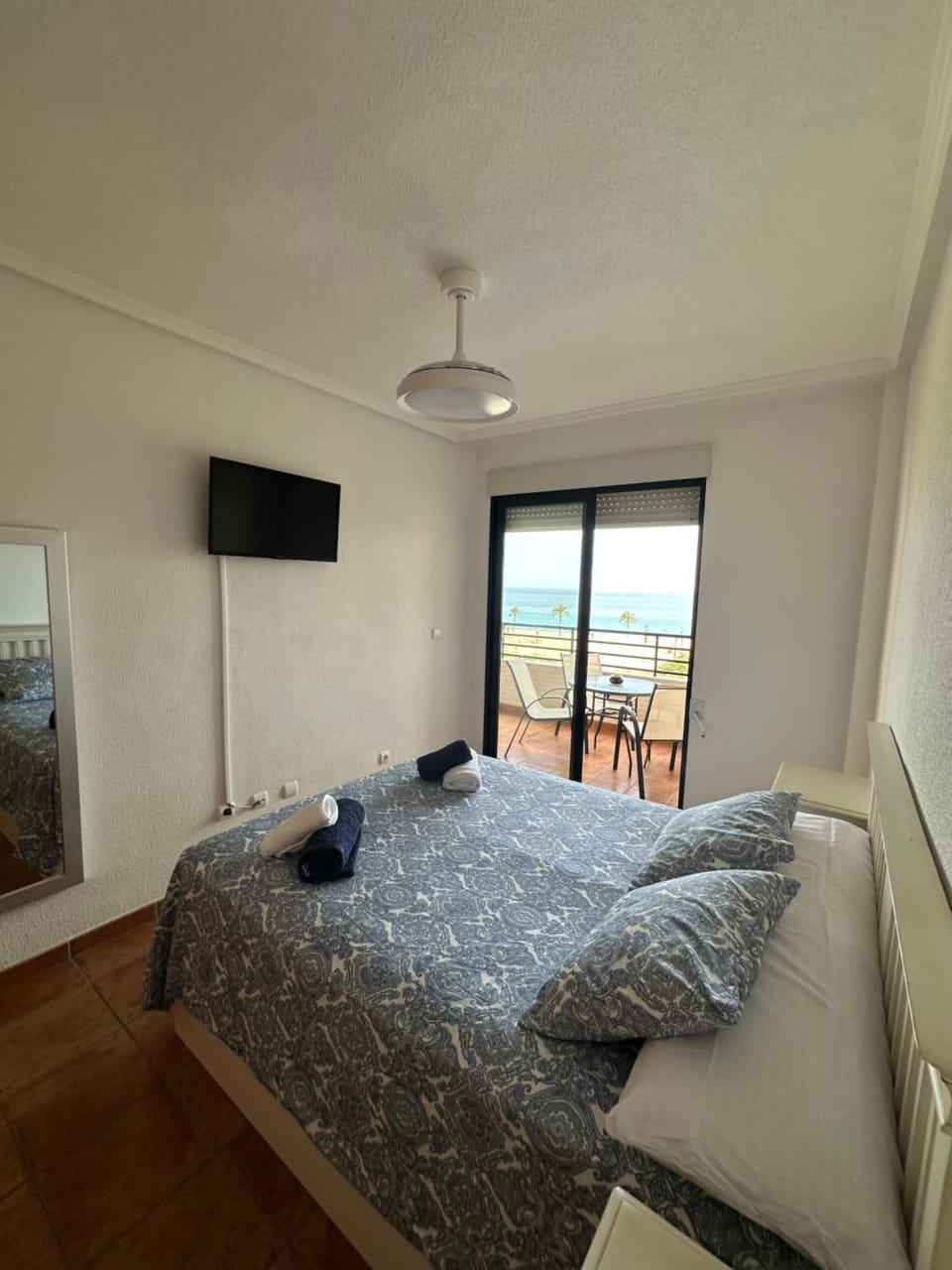 Bed, TV and multimedia, Photo of the whole room, Bedroom, towels