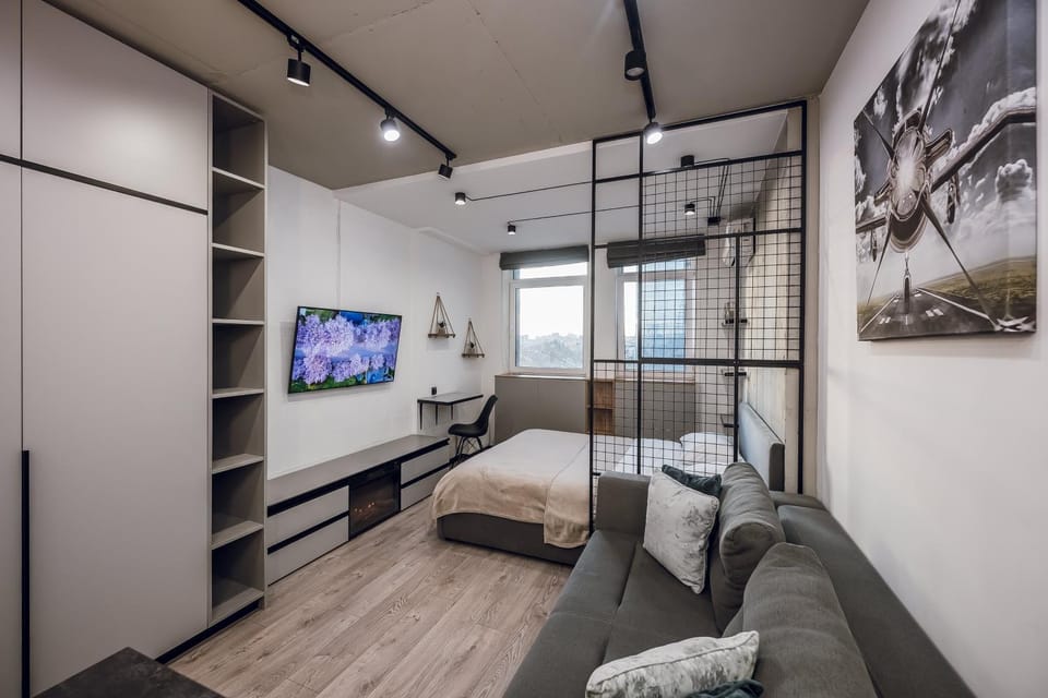 Bed, TV and multimedia, Seating area, fireplace, air conditioner