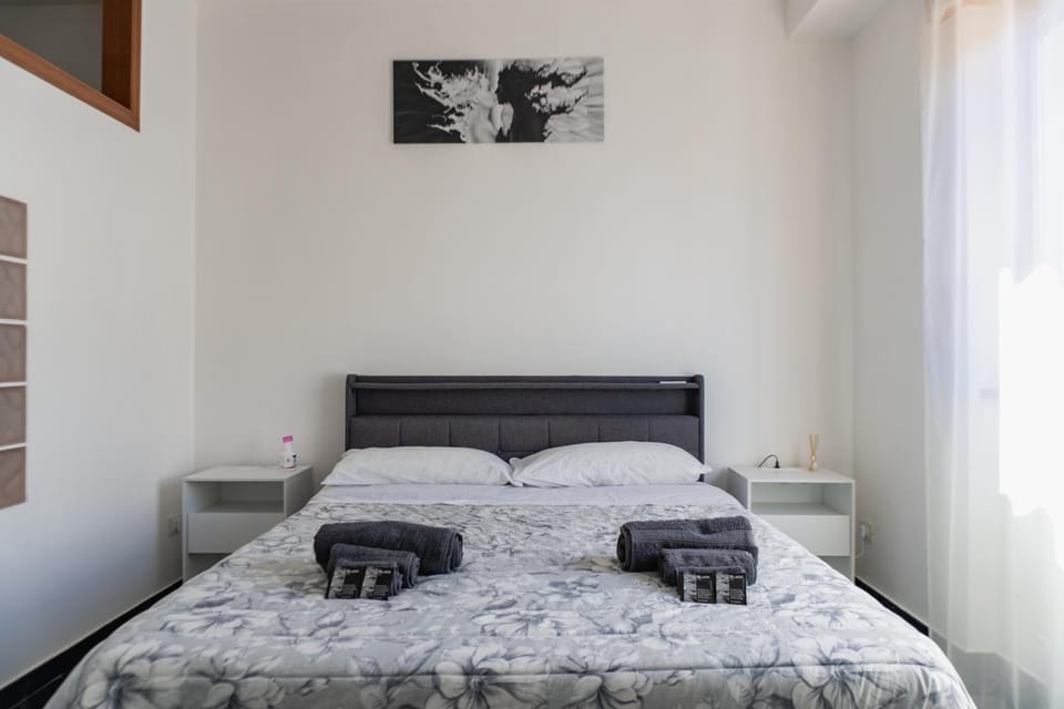 Bed, Photo of the whole room, Bedroom, towels