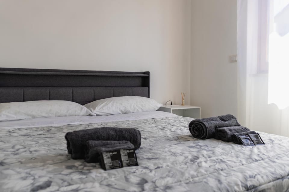 Bed, Photo of the whole room, Bedroom, towels