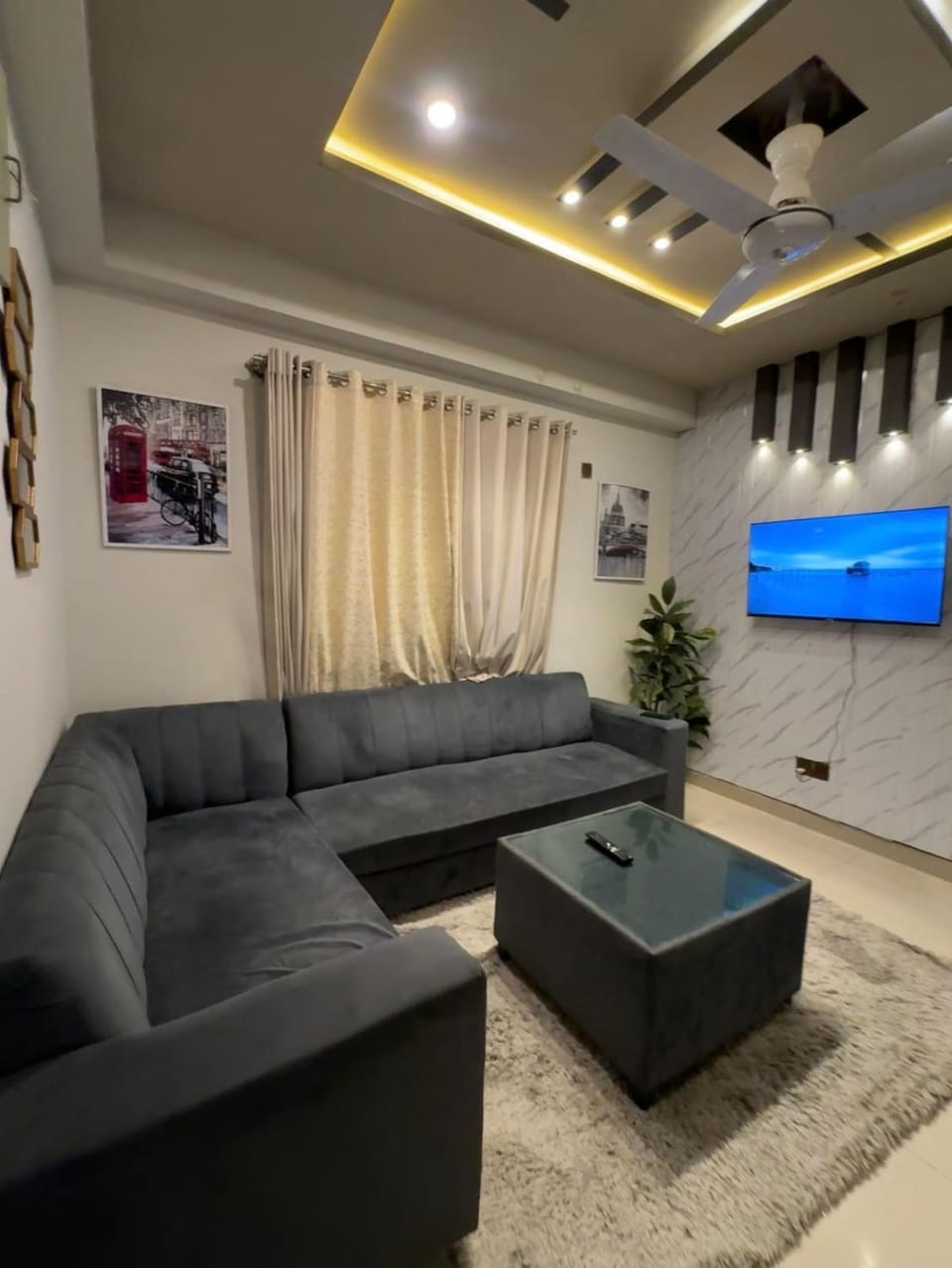 Communal lounge/ TV room, TV and multimedia, Living room, Seating area, Evening entertainment