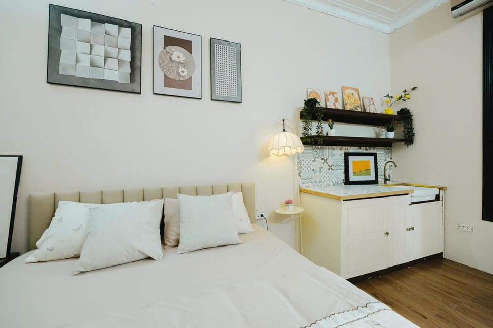 Photo of the whole room, Bedroom, air conditioner