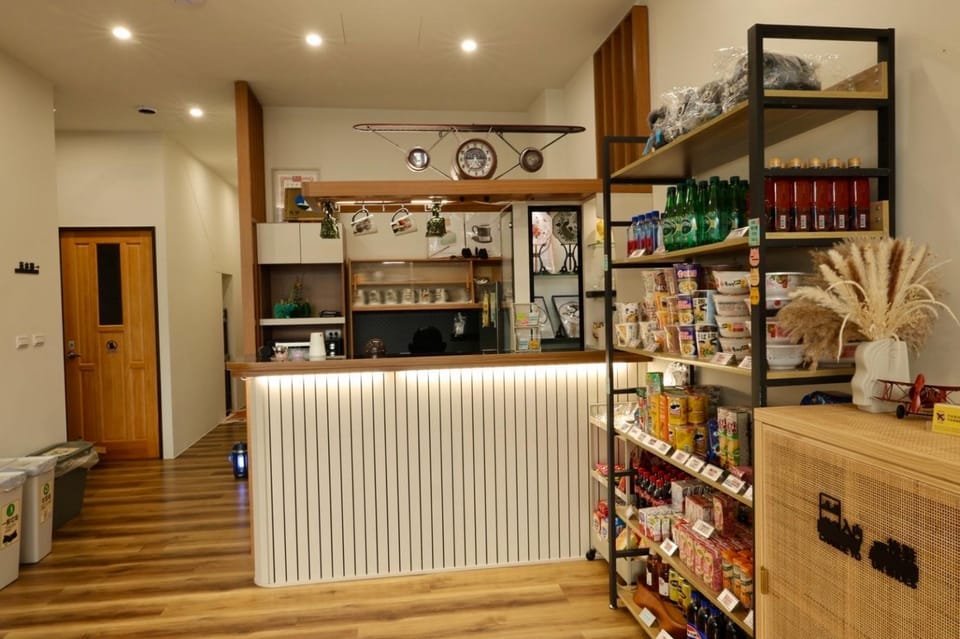 Lounge or bar, oven