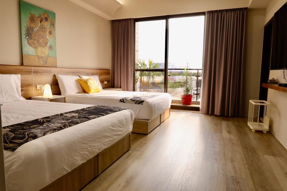 Shower, Toilet, Bed, Bathroom, TV and multimedia, Coffee/tea facilities, View (from property/room), Balcony/Terrace, Food and drinks, Dining area, Bedroom, children, young children, older children, group of guests, bunk bed, Family, furniture, minibar, towels, air conditioner
