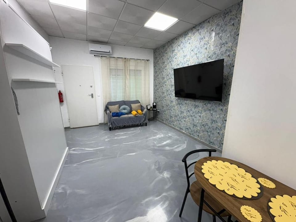 Bed, TV and multimedia, Living room, Photo of the whole room, Seating area, Bedroom, air conditioner