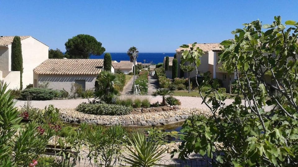 Appartement Bord de Mer, 5min plage, piscine, AC Apartment in Roquebrune-sur-Argens