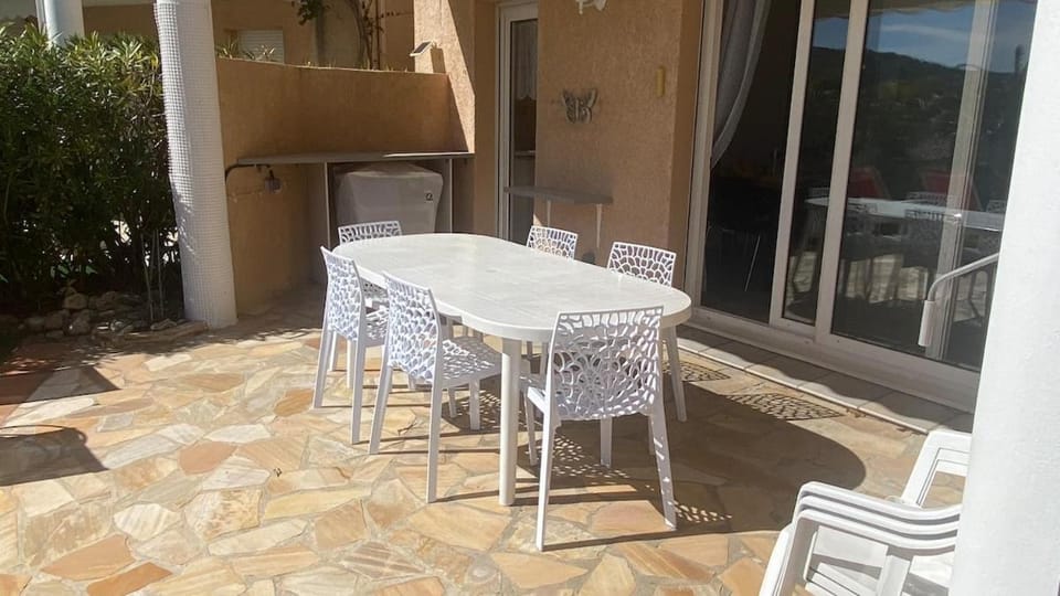 Appartement Bord de Mer, 5min plage, piscine, AC Apartment in Roquebrune-sur-Argens