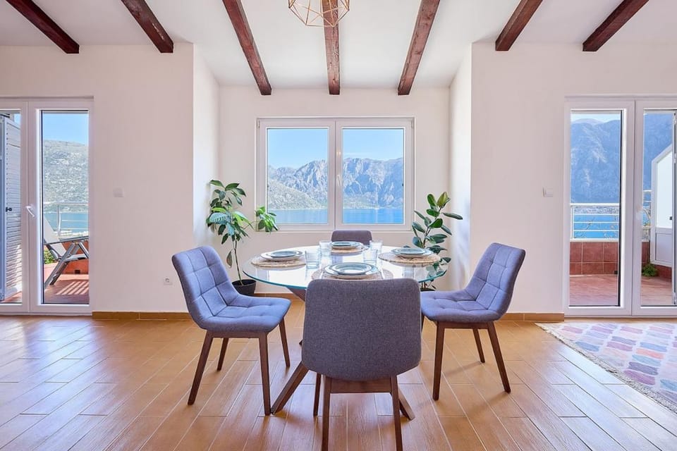 Modern 2BR Flat - 5 Minutes from the Beach Apartment in Kotor Municipality