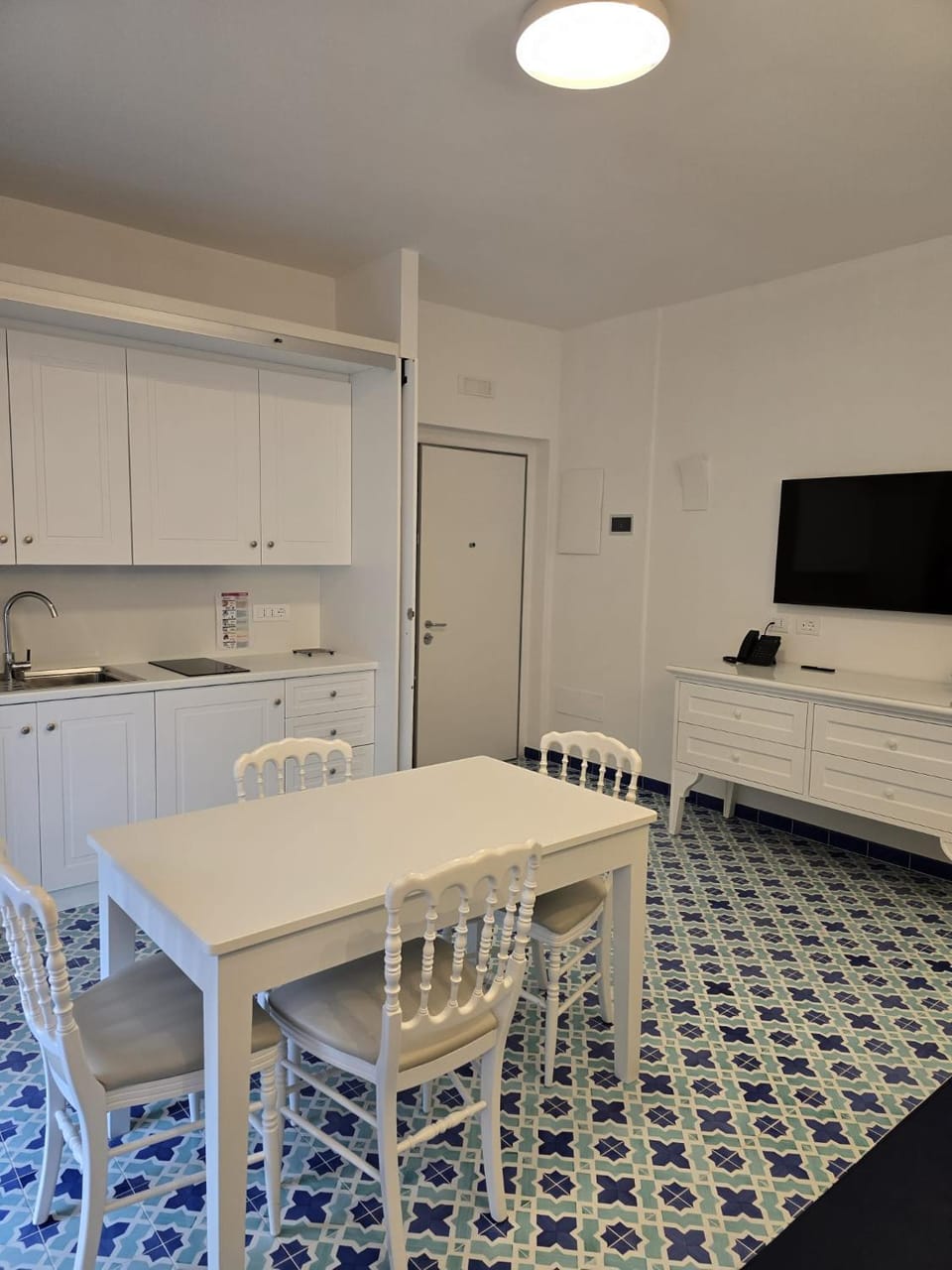 Kitchen or kitchenette, Living room, stove