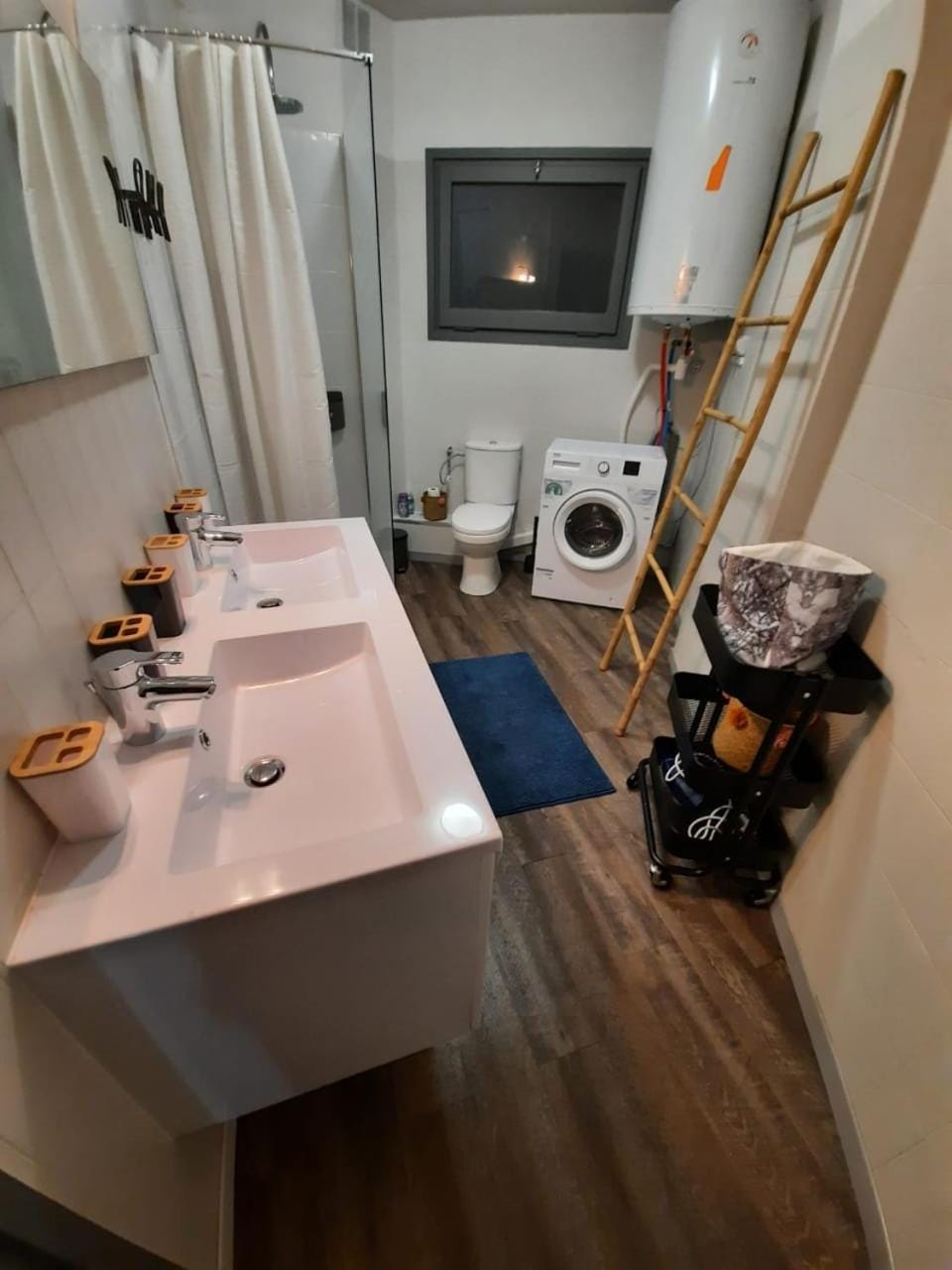 Bathroom, washing machine
