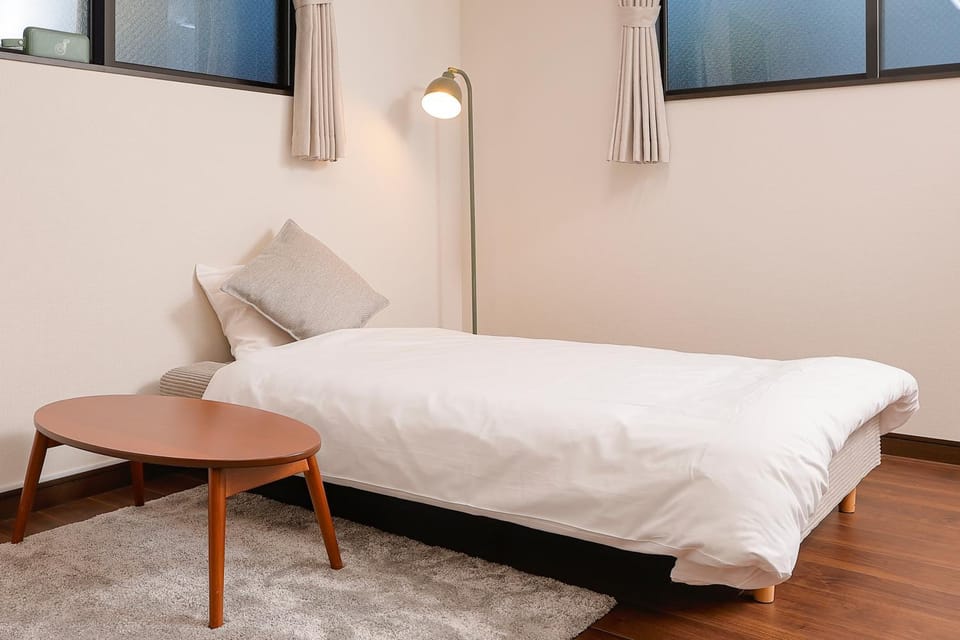 Bed, Living room, Diving