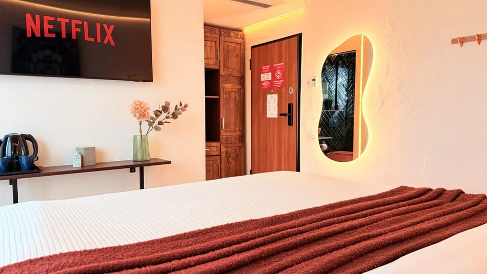 Bed, TV and multimedia