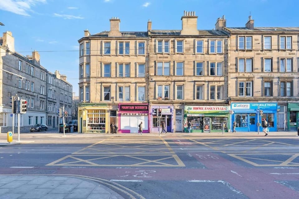 Leith Walk 2BR Pool Table Tram Stop Apartment in Edinburgh