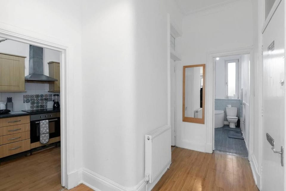 Leith Walk 2BR Pool Table Tram Stop Apartment in Edinburgh