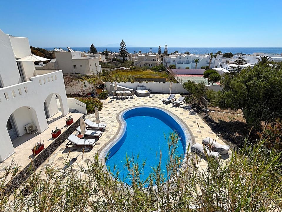 Property building, Day, Natural landscape, Pool view, Sea view, Swimming pool, Parking, sunbed