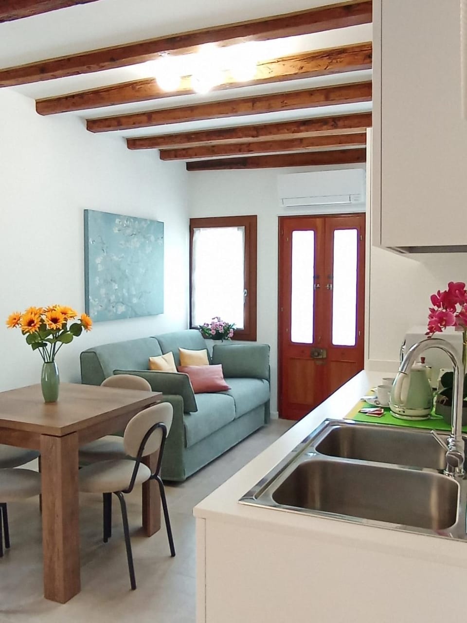 Living room, heating, internet, air conditioner