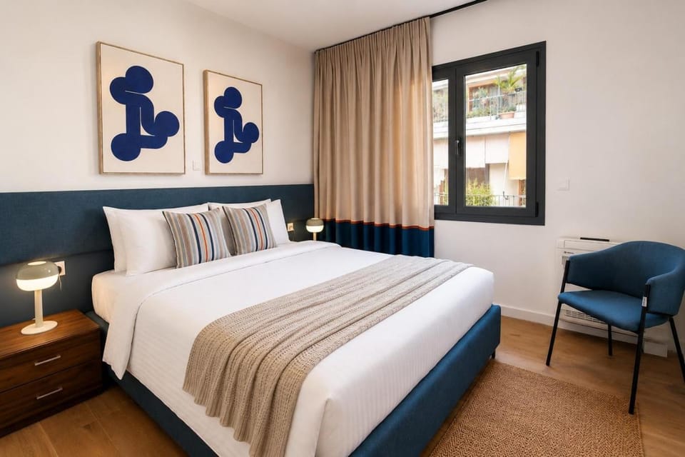 Bed, Photo of the whole room, Seating area, Bedroom