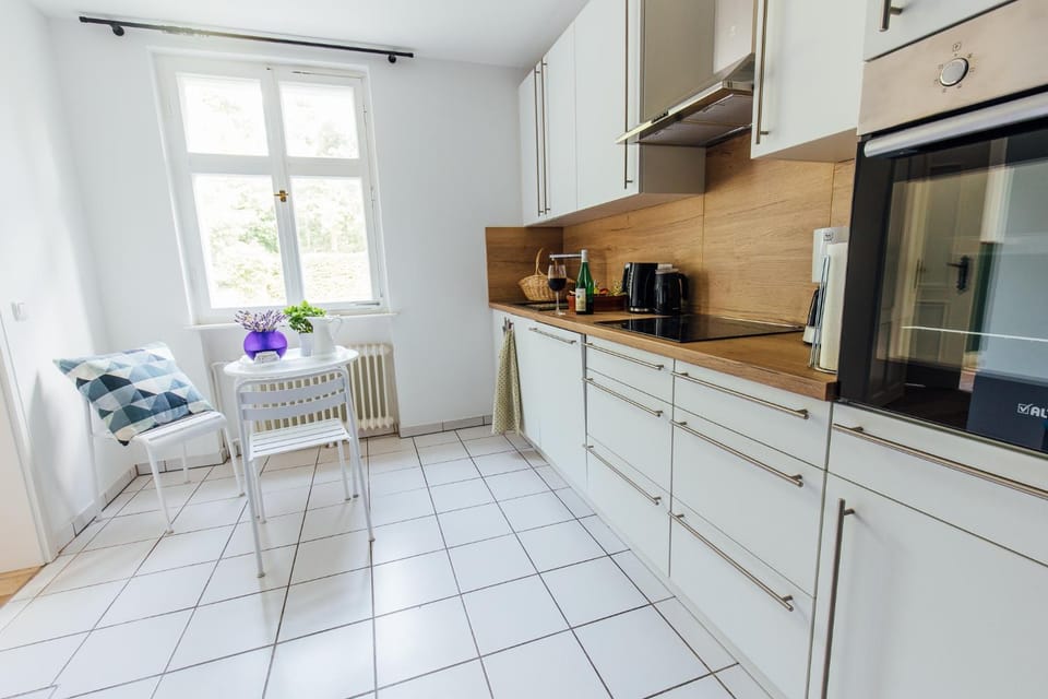 Coffee/tea facilities, Kitchen or kitchenette, Dining area, dishwasher, oven, stove