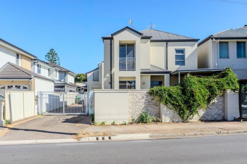 Koala in Brighton 3BR with Sauna, Walk to Jetty, Train and close to Glenelg and CBD - Koala Stay Apartment in Adelaide