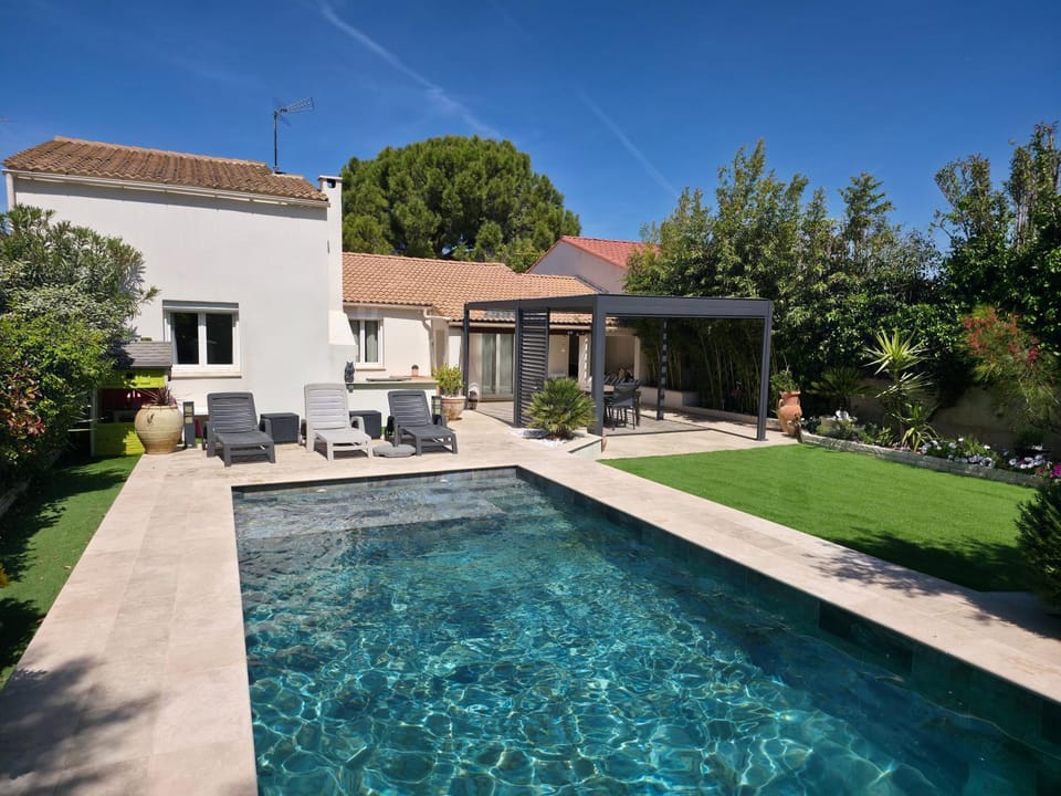 Property building, Patio, Garden, Pool view, Swimming pool, Swimming pool, sunbed