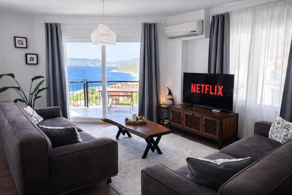Photo of the whole room, Sea view