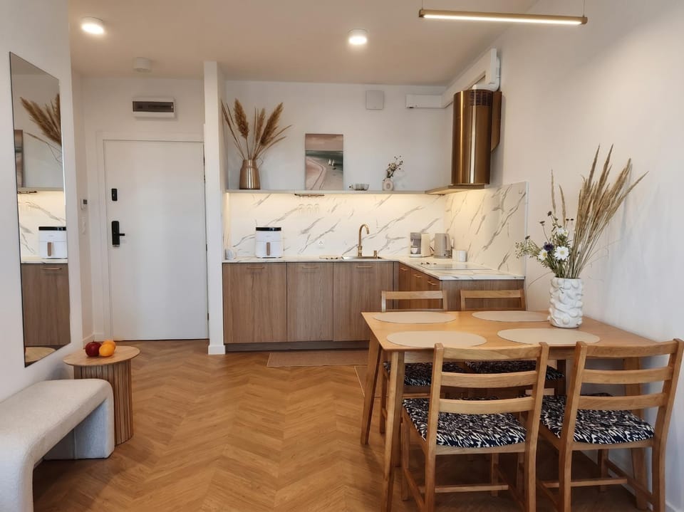 Kitchen or kitchenette, Dining area