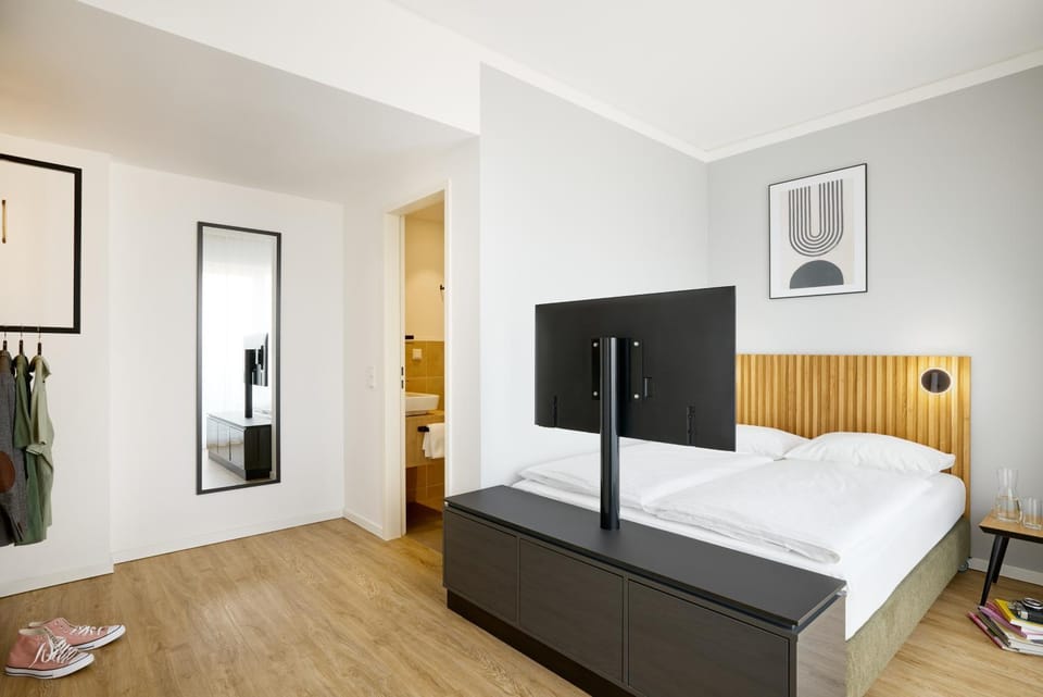 Bed, TV and multimedia, Photo of the whole room, Bedroom, towels