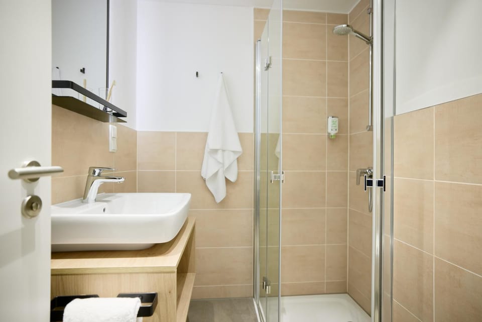 Shower, Toilet, Bathroom, towels