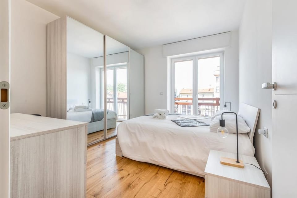 Malpensa 10min&taxi service-LAKE15min-Balconyview Apartment in Lombardy